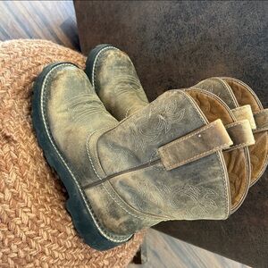 Ariat Tan Western Boots with Embroidered Design